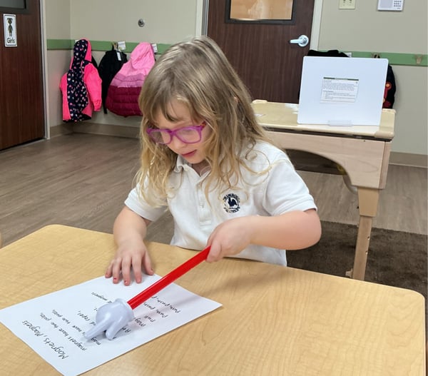 preschool chilren working on poster